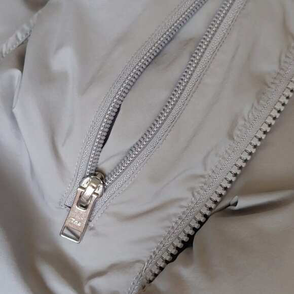 TNA puffer jacket with hood xxs Aritzia light grey EUC - Picture 7 of 8